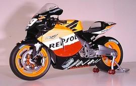 Macheta metalica motocicleta scara 1/12 Honda RC211V Repsol Honda Team Rider Max Biaggi MotoGP 2005