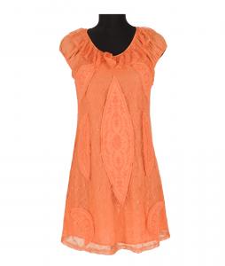 Rochie orange dantela cu decolteu rotunjit.