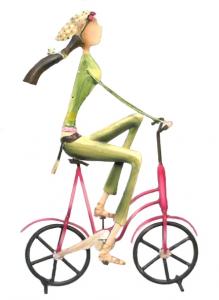 Fata cu bicicleta din metal
