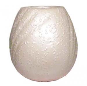 Vaza din ceramica, de culoare alba, cu aspect granulat